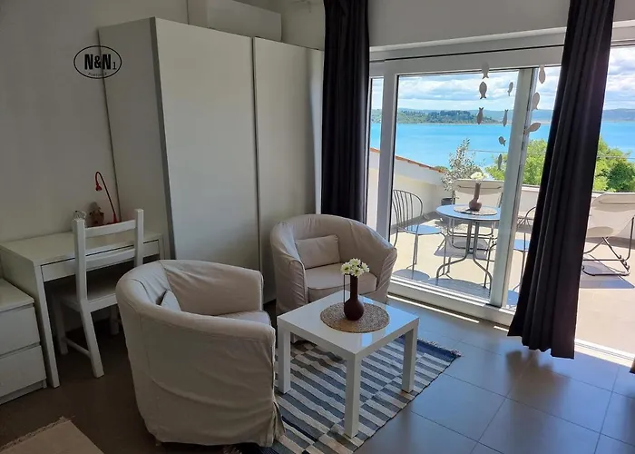 N&n And By Locap Group ポルトローシュ