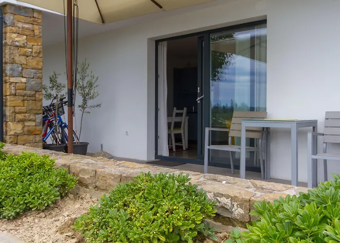 N&n And By Locap Group ポルトローシュ